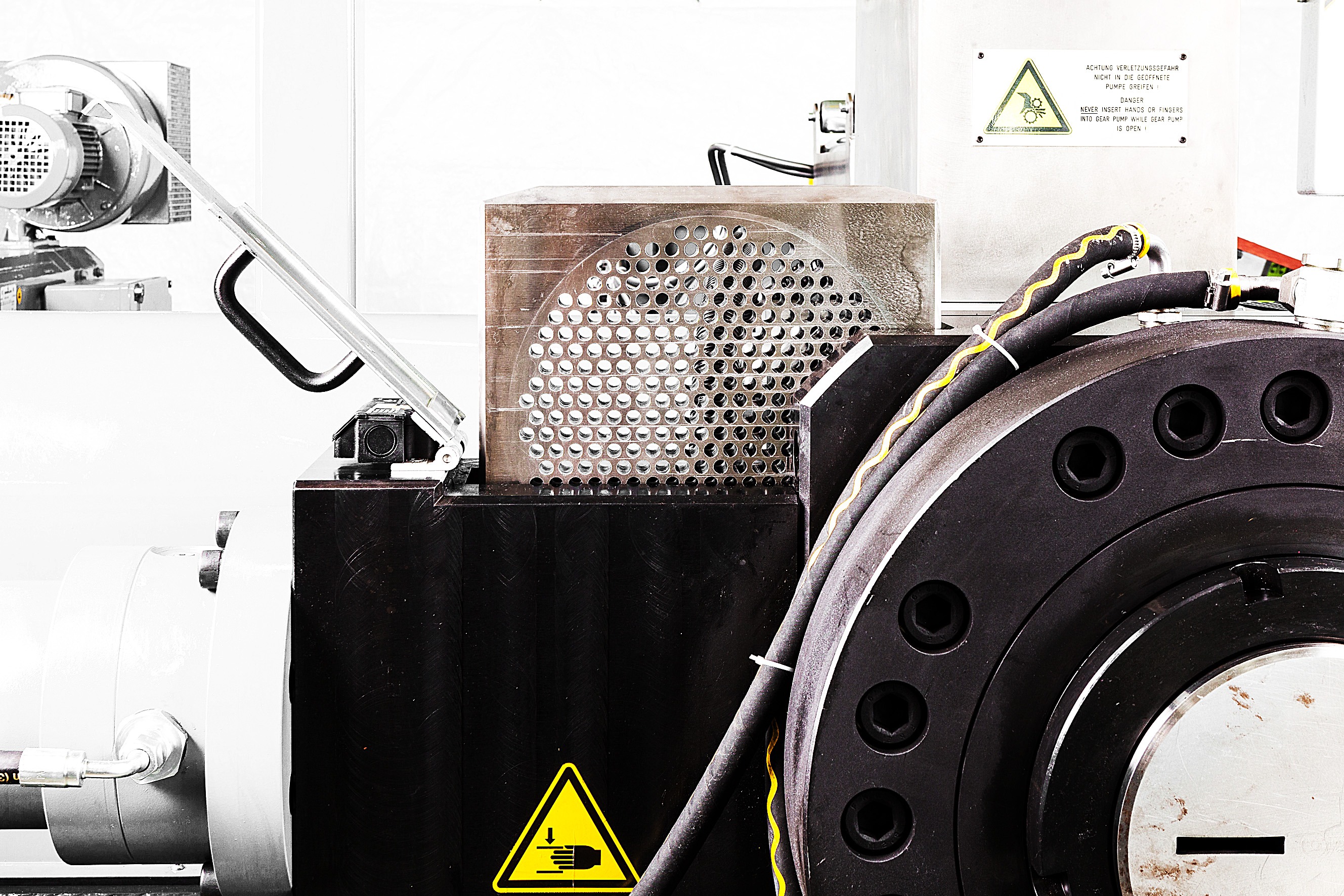 Hot and cold feed straining