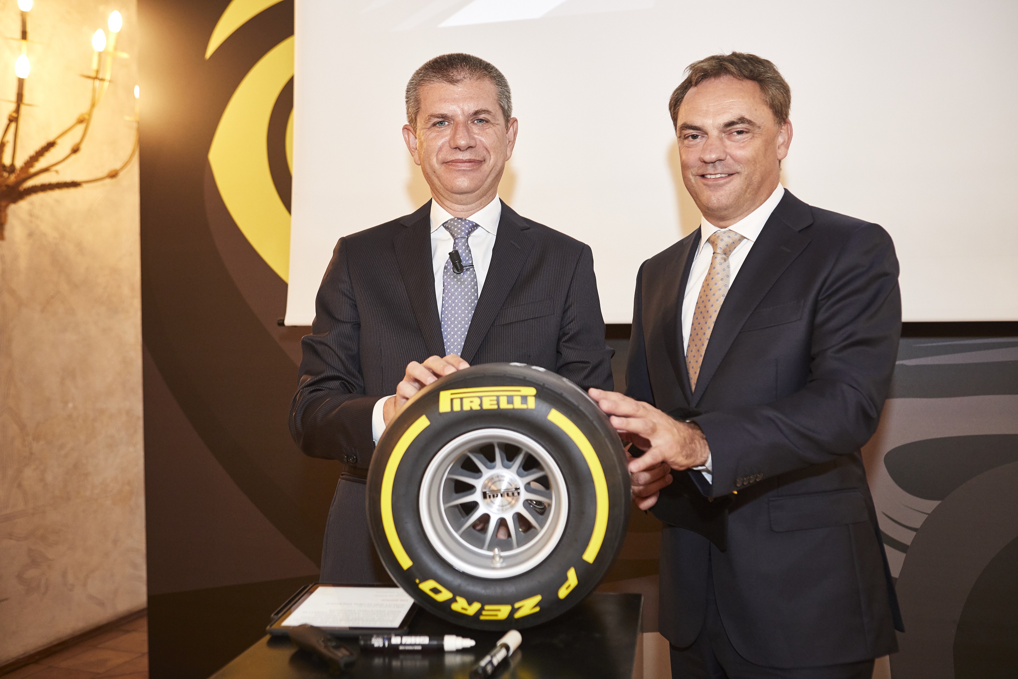 https://vmi-group.dkpnt.nl/app/uploads/2018/09/2018-09-VMI-GROUP-Pirelli-Supplier-Award-2018.jpg